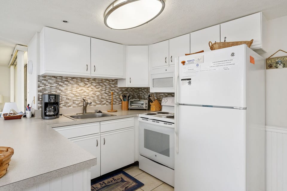 Meals won't feel like a chore at all in this beautifully upgraded kitchen!