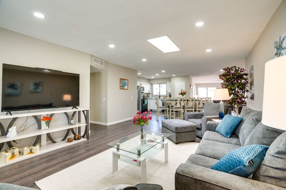 Living Room | Free WiFi | Central A/C | Smart TV