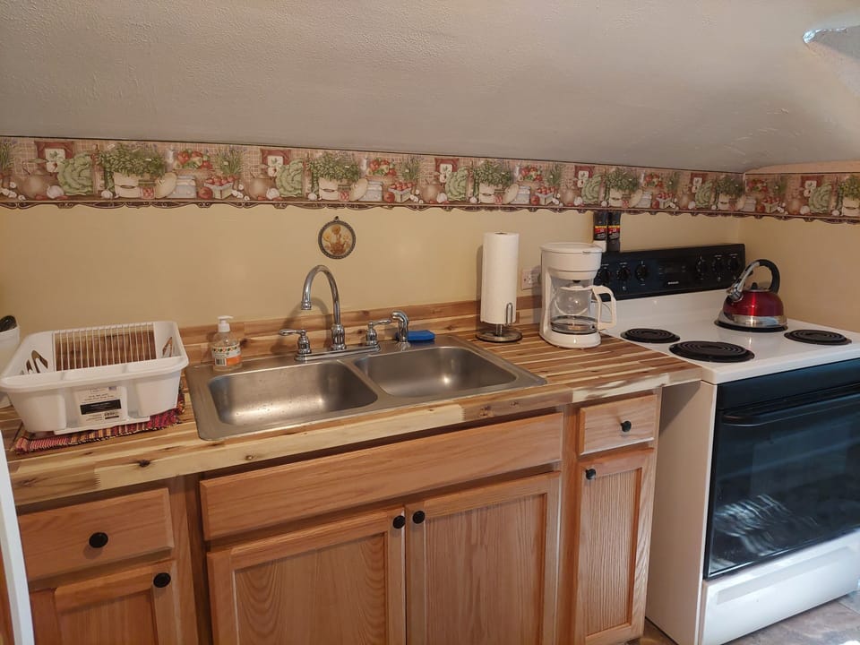 Well-equipped kitchen with complimentary coffee/tea supplies