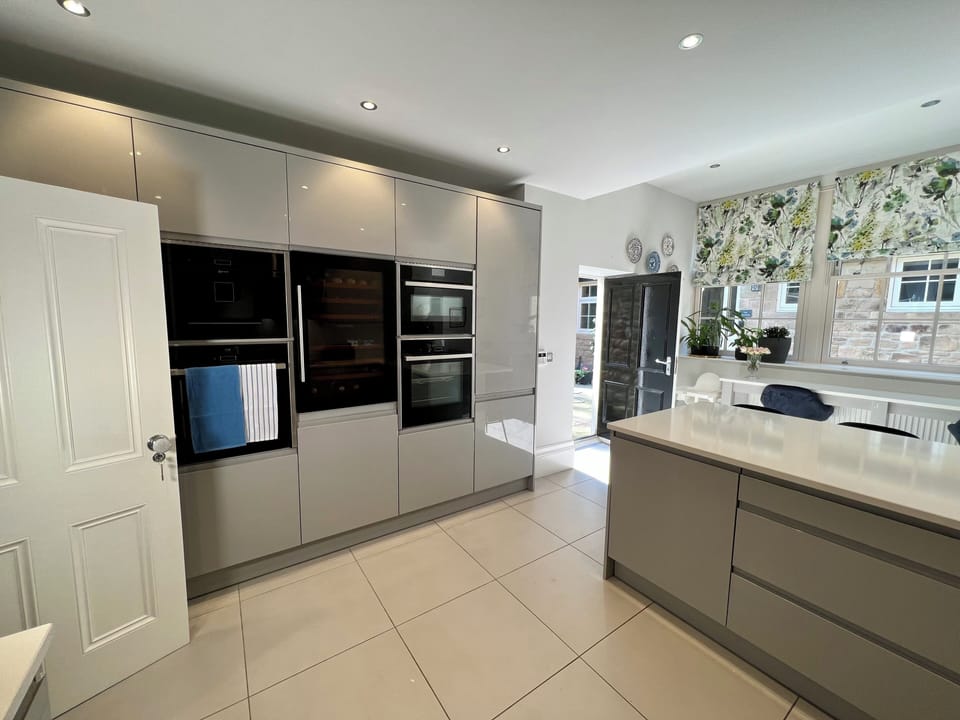 Integrated Neff appliances: 2 ovens, 1 microwave, 1 coffee machine