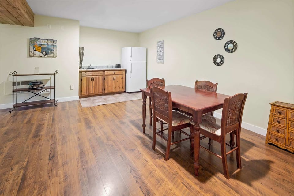 kitchenette on the lower level - great for movie popcorn or games at the table