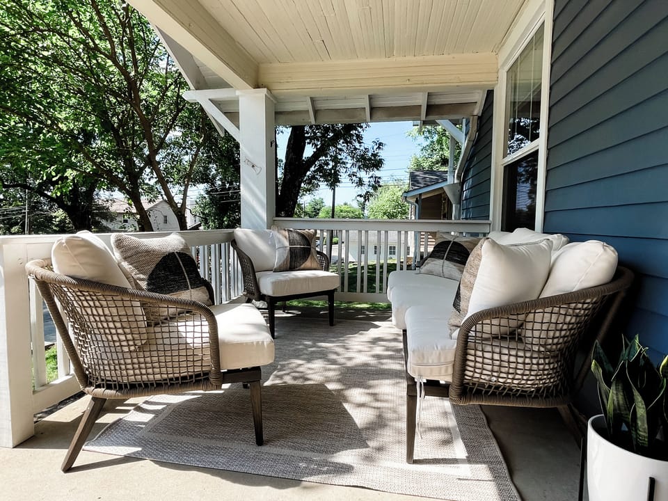 Welcoming porch, 3 blocks from IU stadium. Ideal for game day plans.