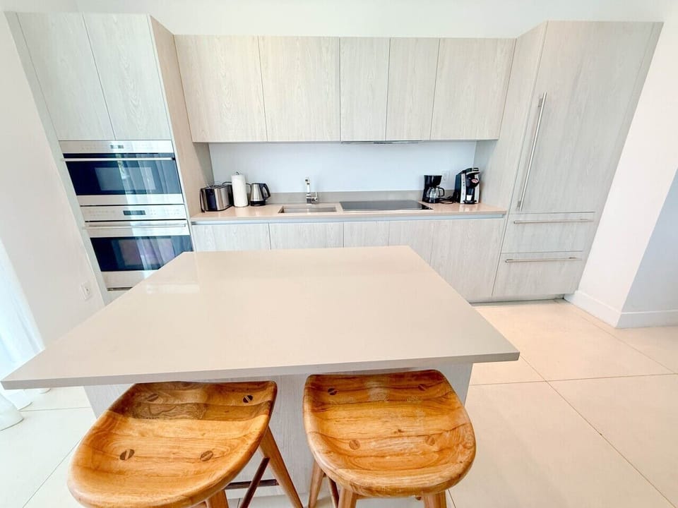 Modern Kitchen Breakfast Bar & Counter Seating
