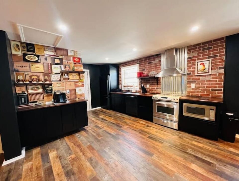 Full kitchen. Electric stove, Refrigerator, dish washer, coffee bar, microwave.