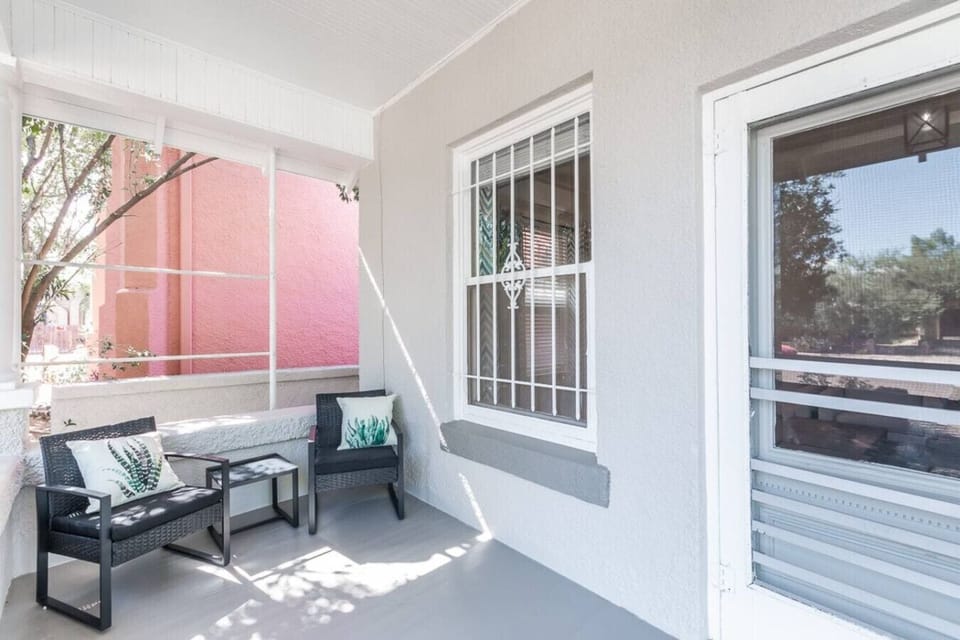 Cute front Patio!