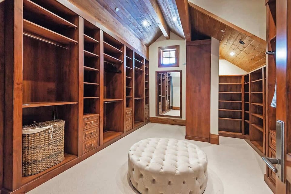Primary Suite - Walk-in Closet