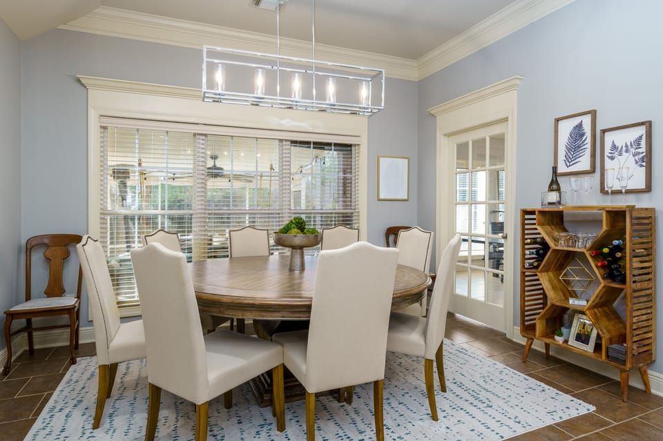 Dining area - seats up to 8