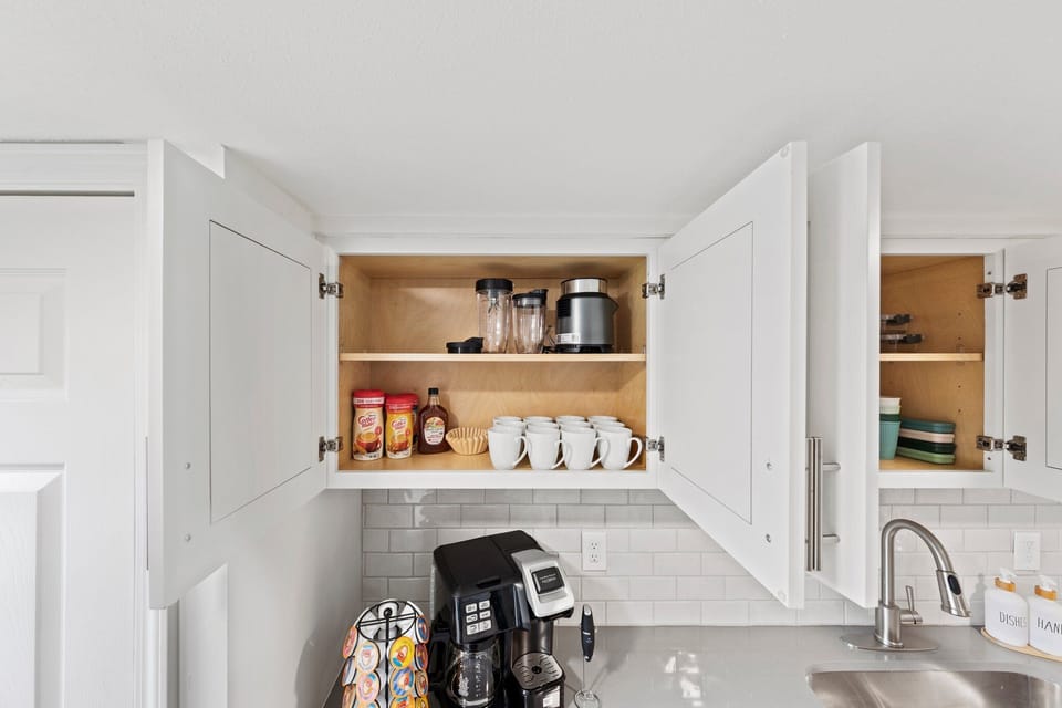 Make your morning coffee here. We also provide tea and all other condiments. 