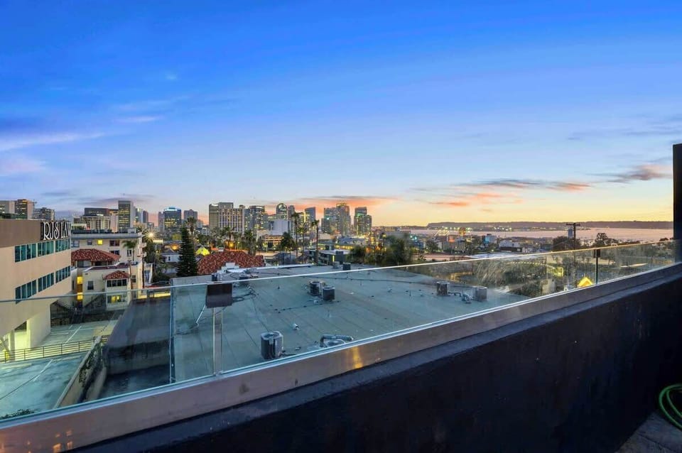 Take in breathtaking sunset and downtown skyline views right from the balcony—perfect for morning coffee or evening wine as the city lights come to life. A serene spot to soak in the San Diego vibe.