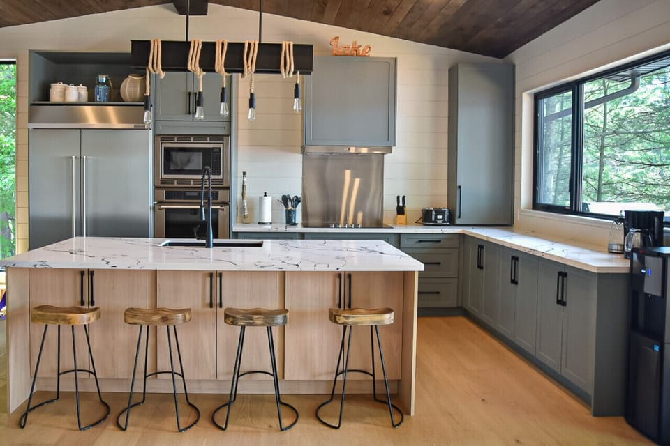 Kitchen w/ Breakfast Bar