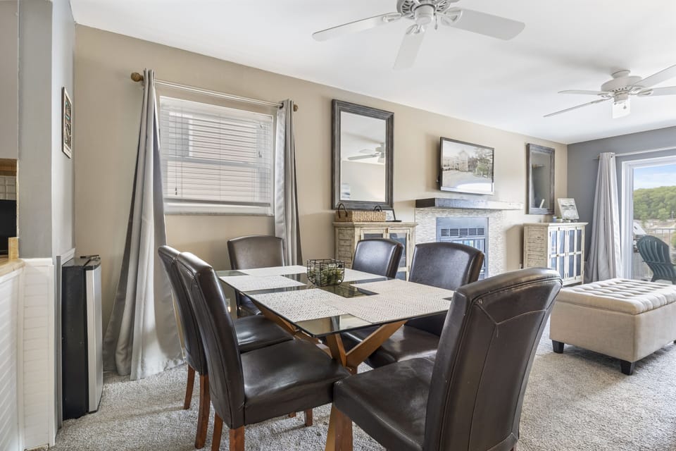 Full dining table to accommodate 6 persons.