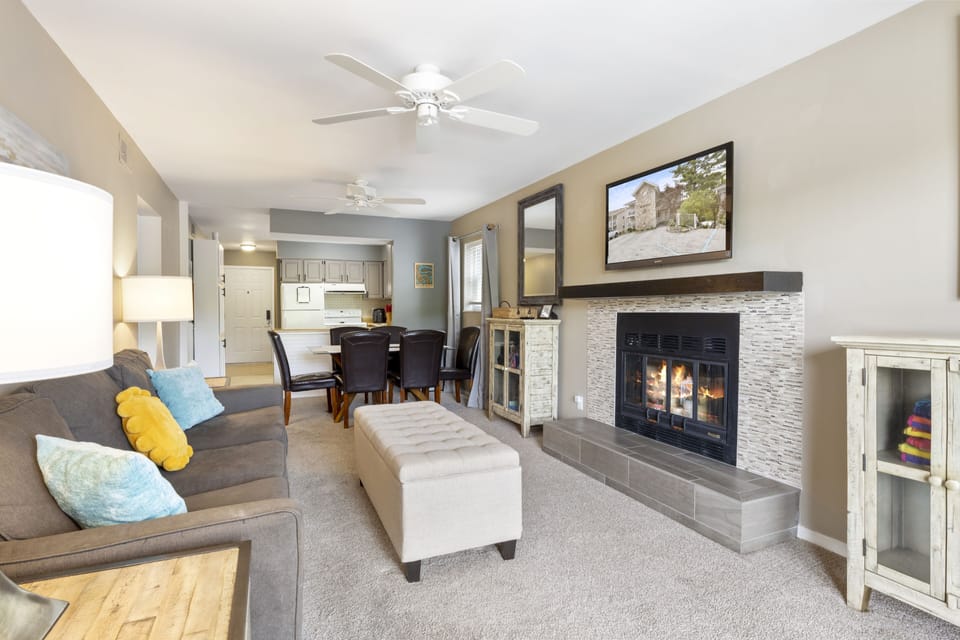 Enjoy plenty of natural light all throughout the living and dining area.