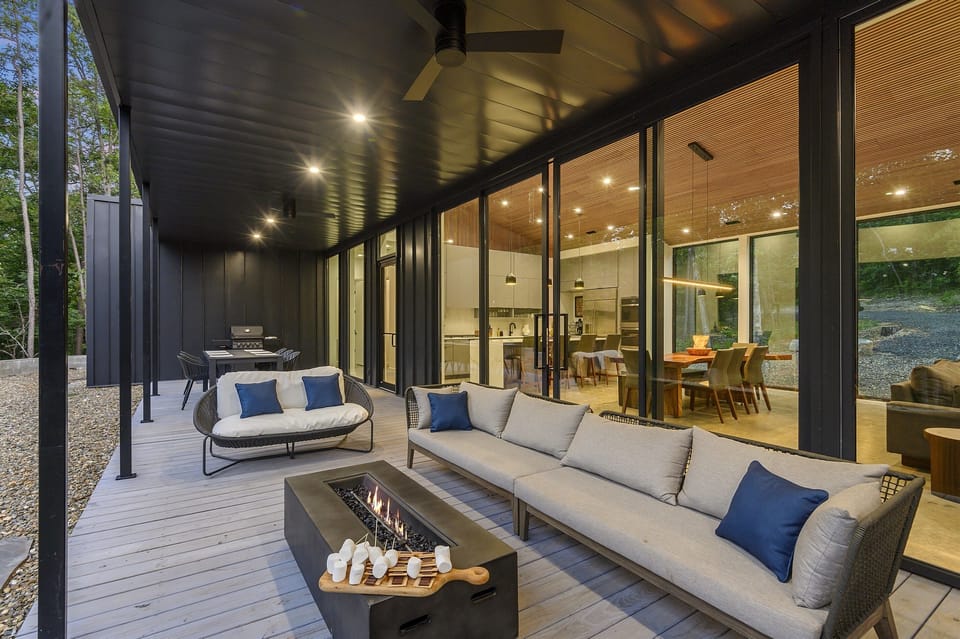 Outdoor Lounge: Gather around the fire pit for starry nights and unforgettable conversations!