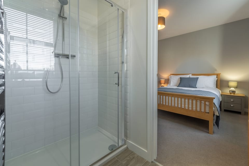 First floor: En-suite shower room in master bedroom