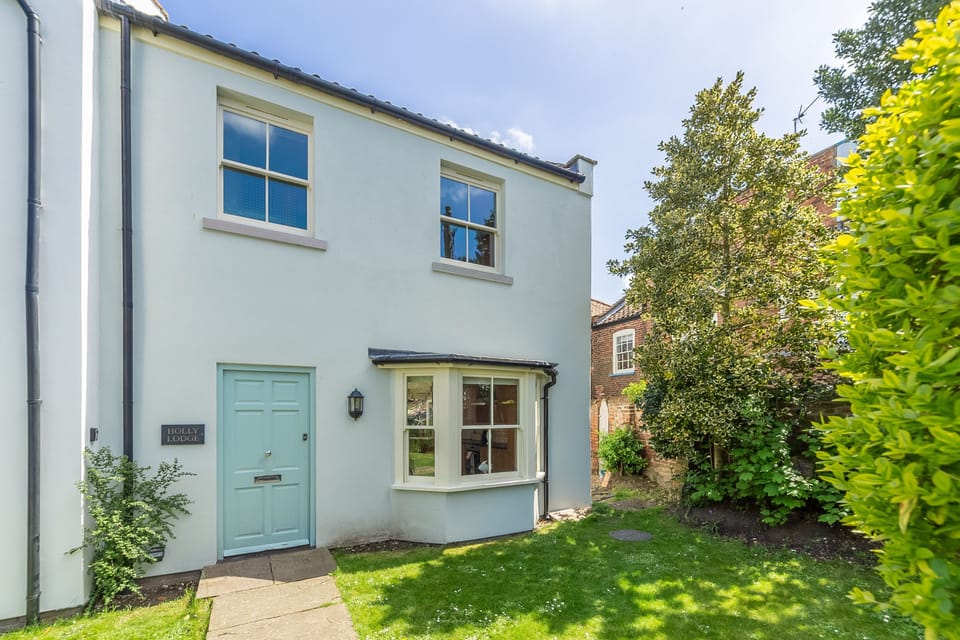 Holly Lodge, Wells-next-the-Sea: In a prime location on the leafy Georgian square, The Buttlands