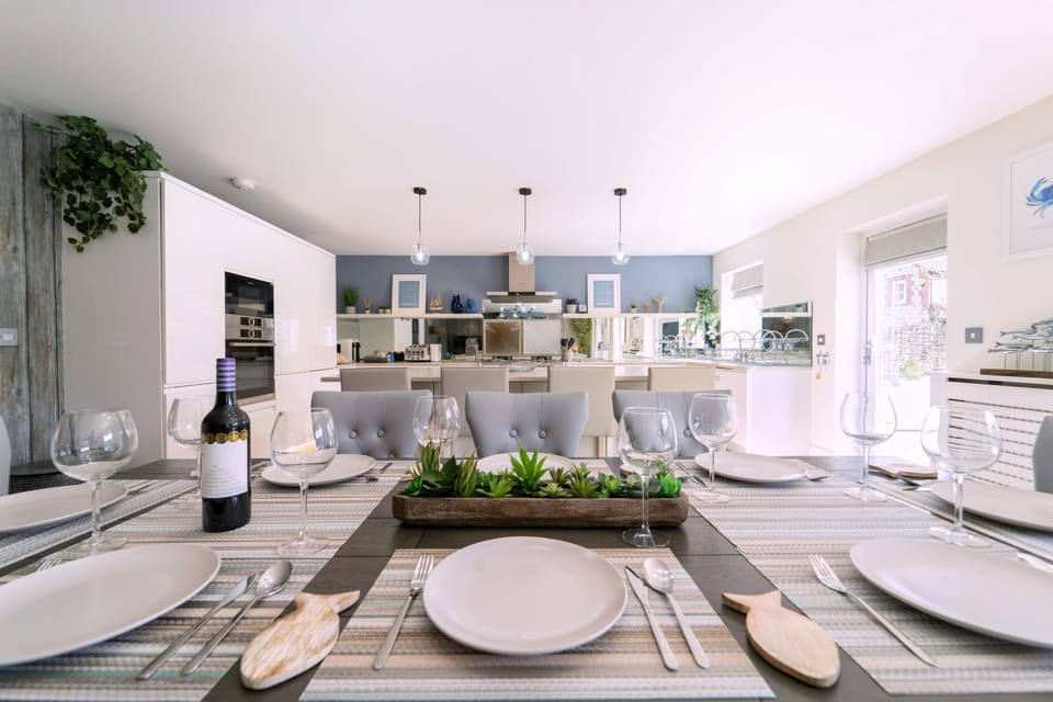 Drifters, Thornham: Dining table for eight and well-appointed kitchen