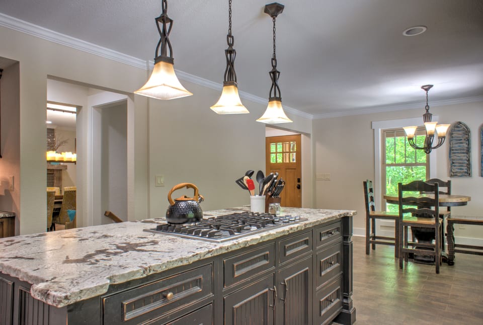 Island w/ Gas Top Range