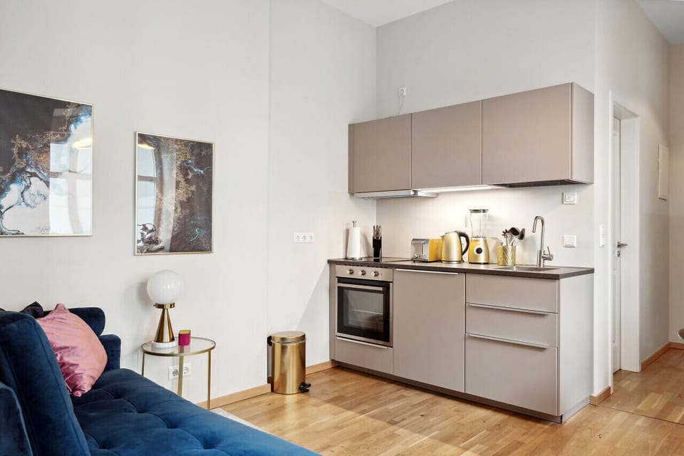 Die voll ausgestattete Studioküche inkl. Toaster, Mixer und Wasserkocher.