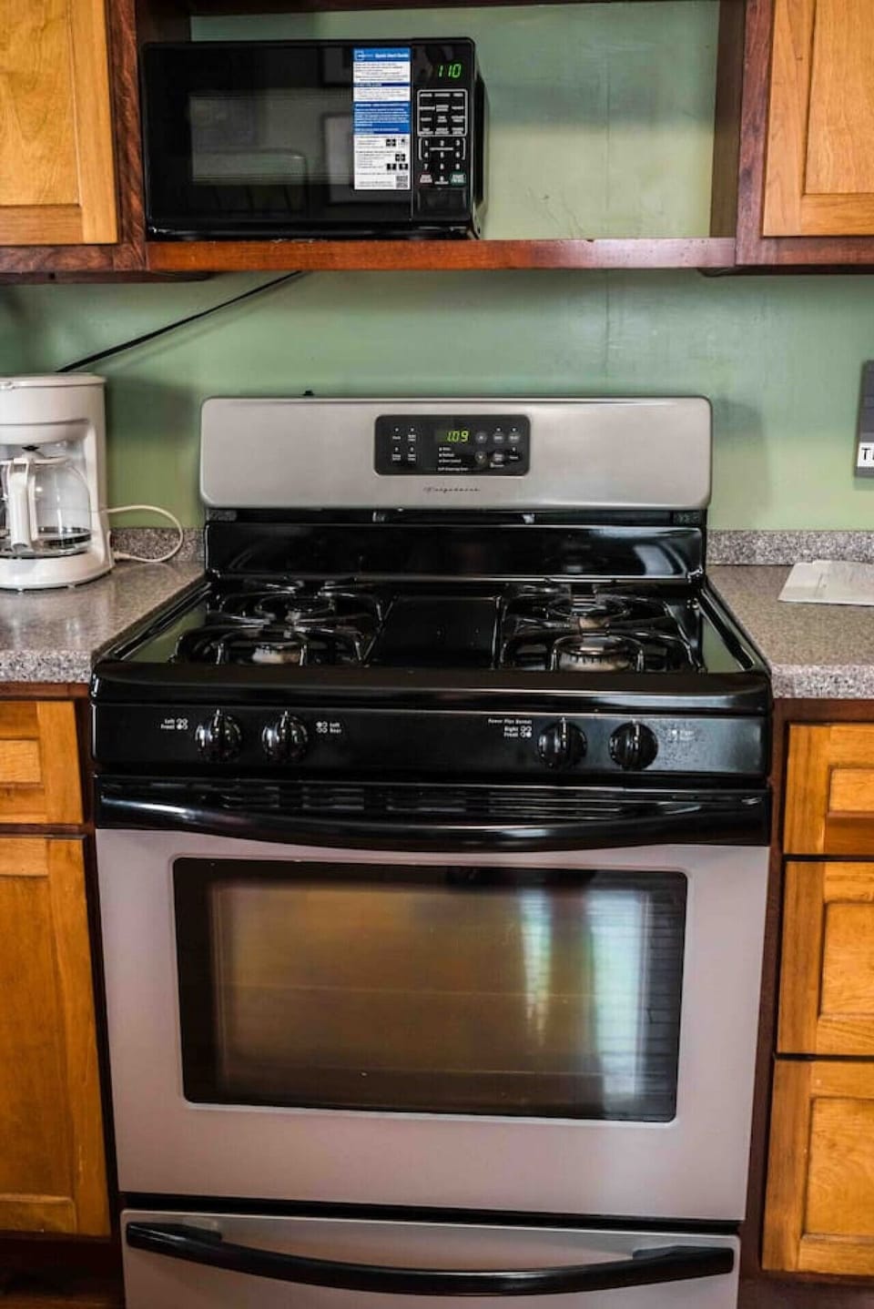 Gas powered stove / oven