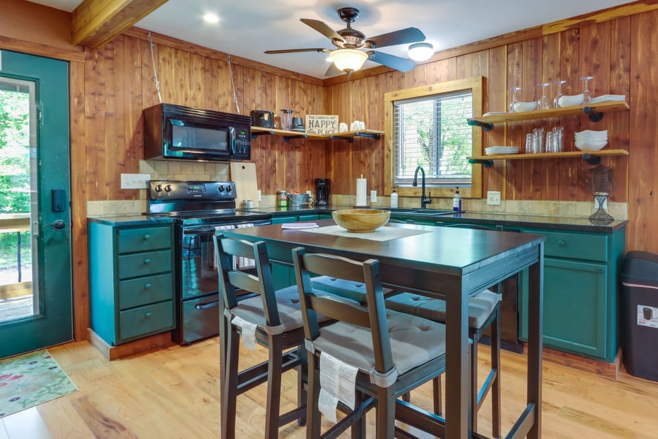 Kitchen | Dining Area | Dishware & Flatware Provided