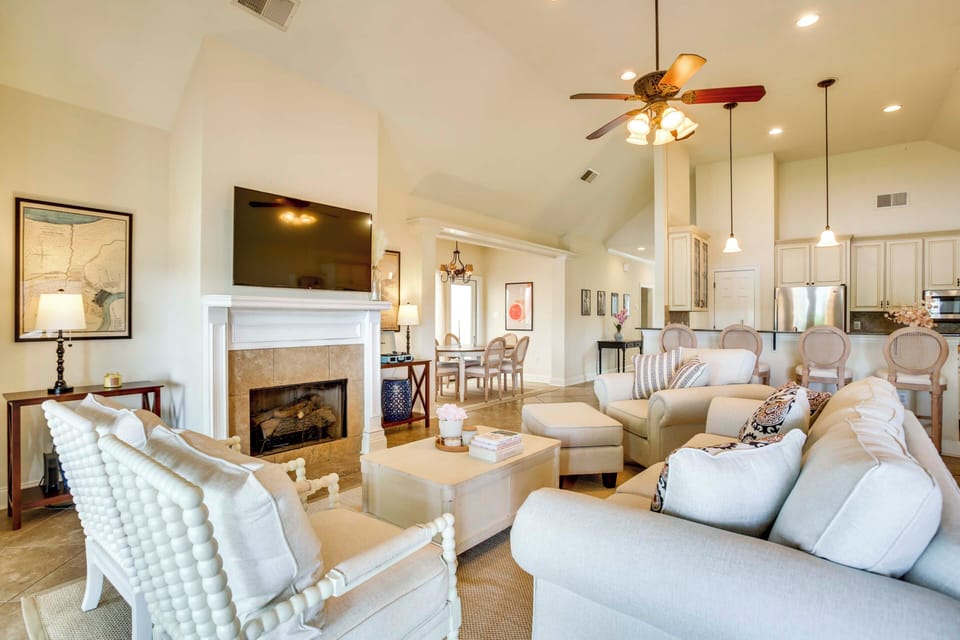 Living Room | Free WiFi | Smart TV | Central A/C | Fireplace | Piano