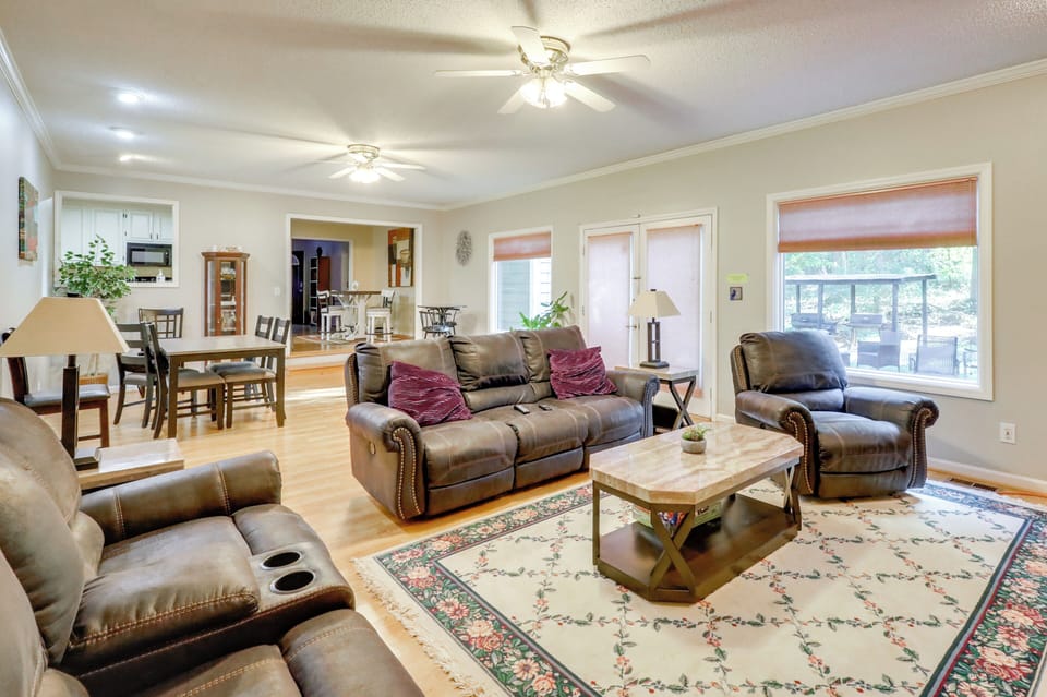 Living Room | Central A/C & WiFi | Free WiFi | Smart TV