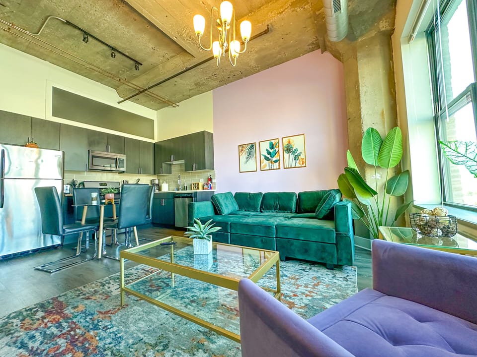Spacious living room with a lot of daylight and large windows.
