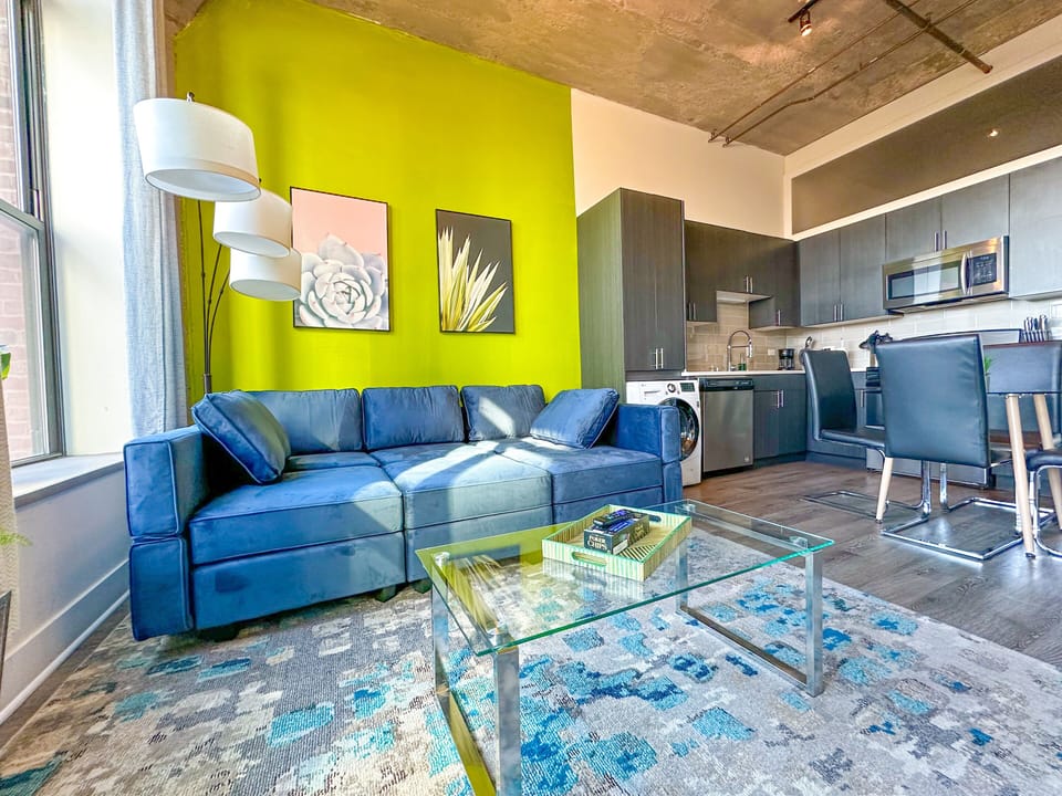 Spacious living room with a lot of daylight and large windows.