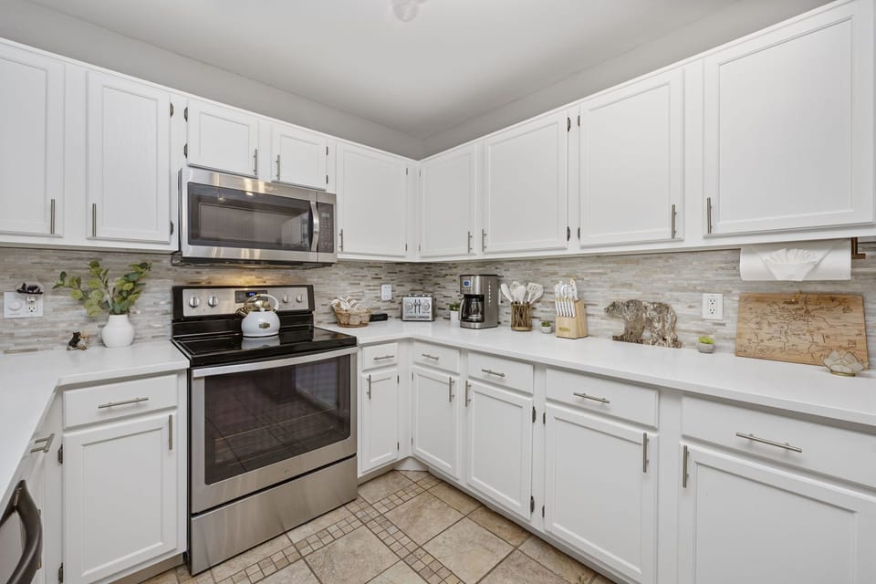 Large, well-equipped kitchen with full-size appliances 