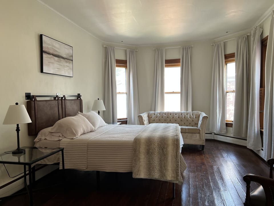 Main Bedroom, 1 queen bed. TV in room