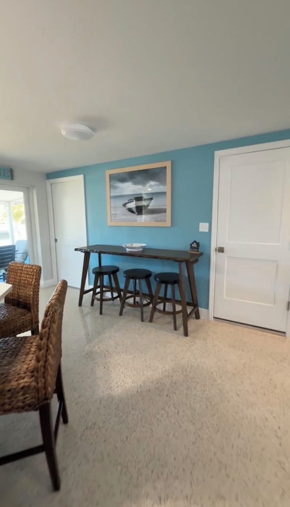 Work area / additional seating area