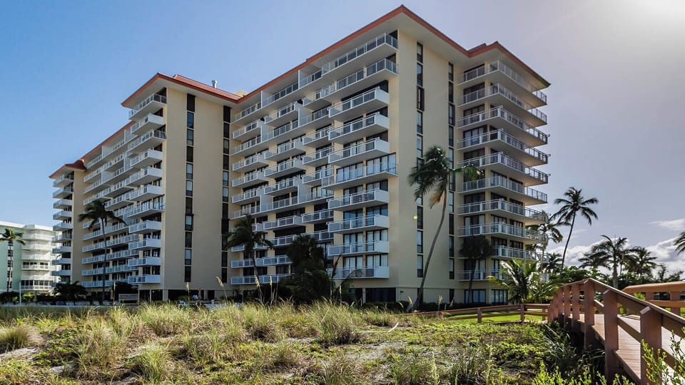 Two-bedroom two bath condo on the beach with an island view Apartment in Marco Island