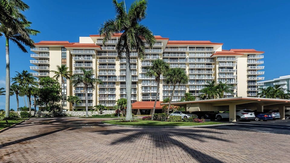 Two-bedroom two bath condo on the beach with an island view Apartment in Marco Island