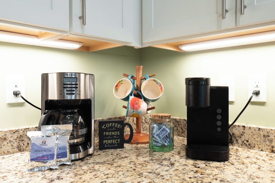 Both Traditional Drip and Keurig Single Serve Coffee Maker