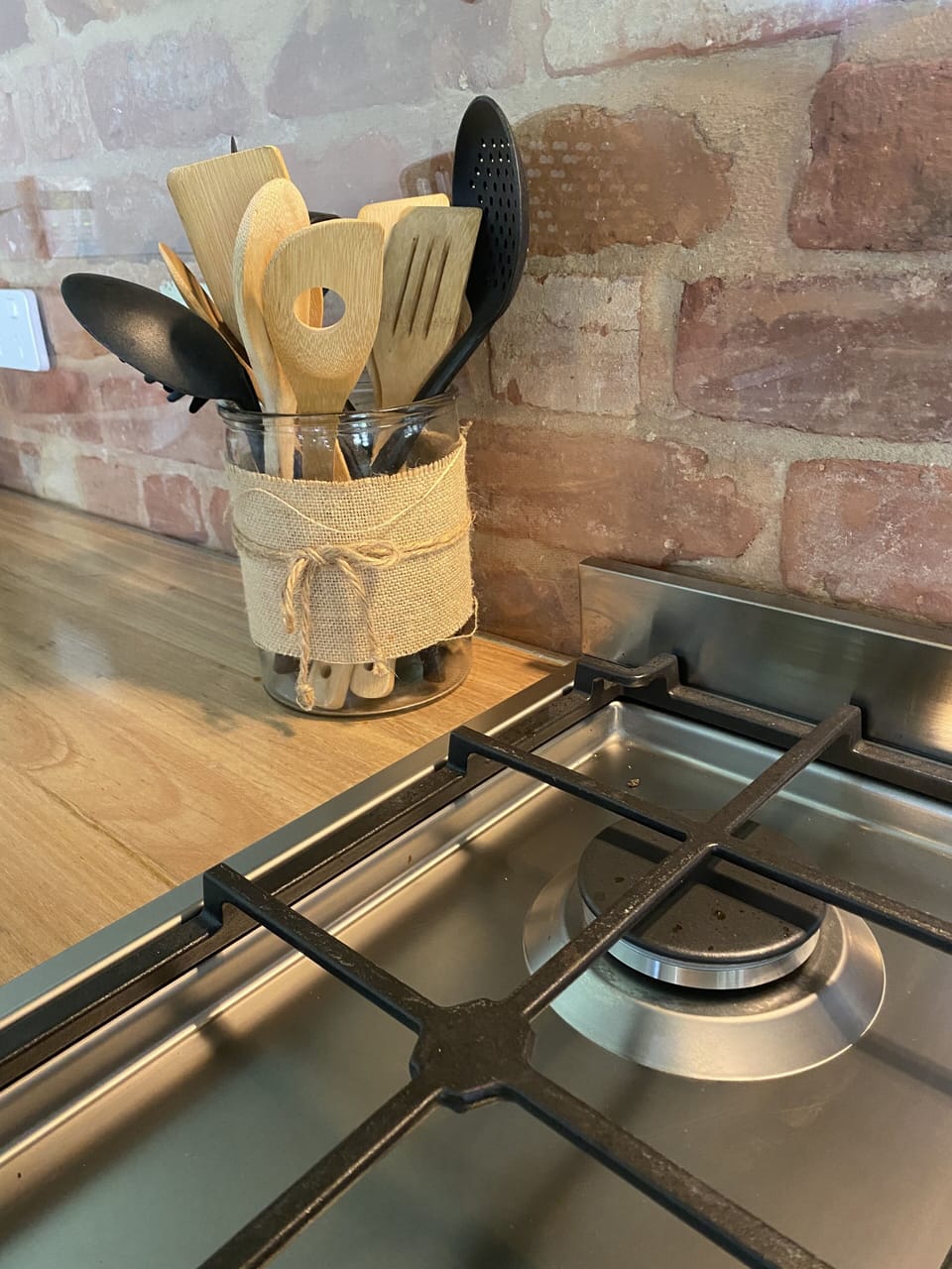 Modern 900 wide oven and well equipped kitchen 