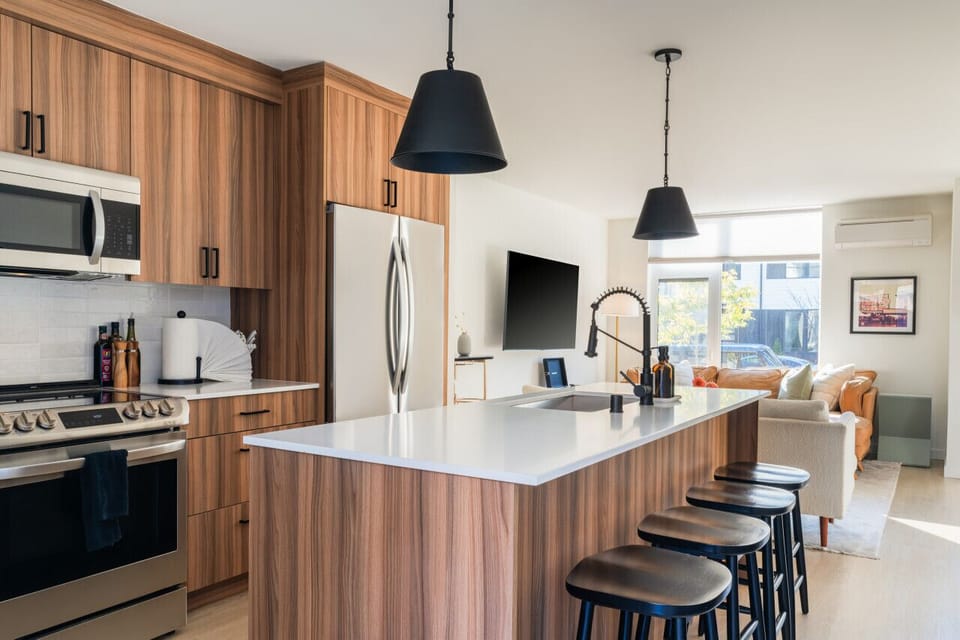 Fully Stocked Kitchen | Seating for 4