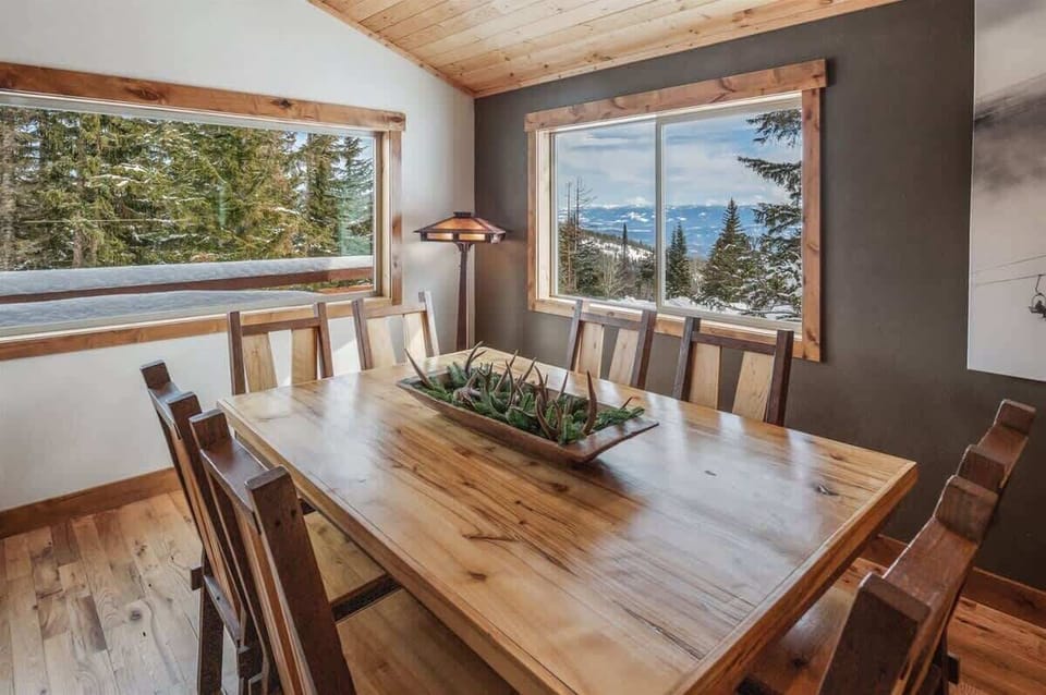 Gorgeous dining area with views. 
