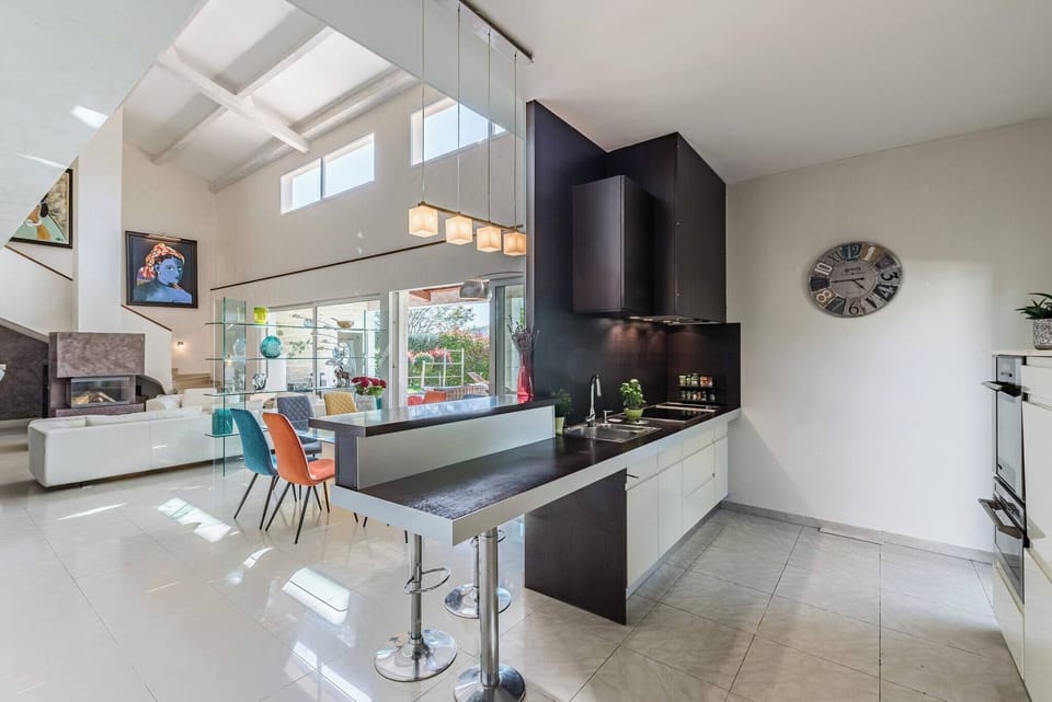 Villa near Cannes city center with swimming pool