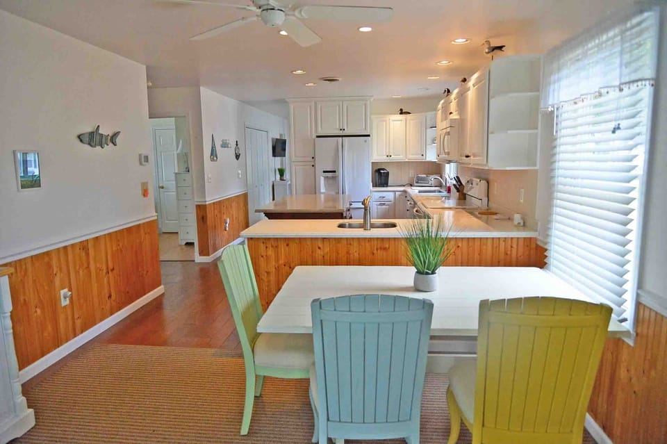 Dining room and kitchen combo