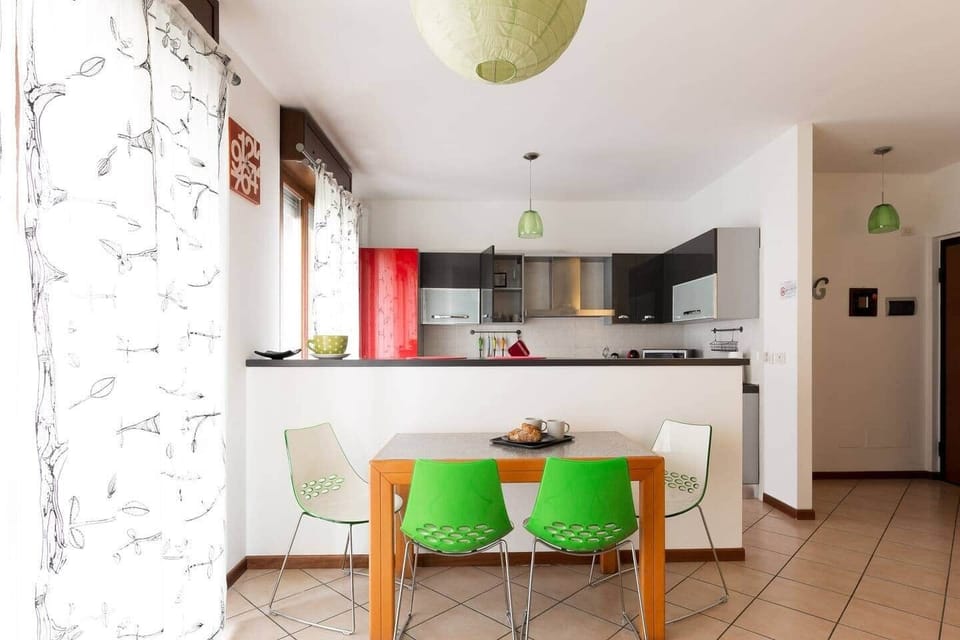 tavolo da pranzo ideale per 4 persone con l'opzione di aggiunta di un 5/6 ospite