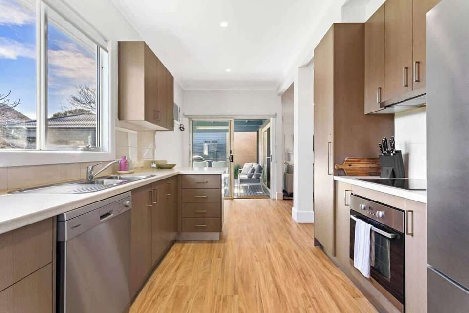 Dishwasher, fridge, oven, stovetop, microwave, kettle, toaster, coffee machine, sandwich press and smoothie maker all provided!