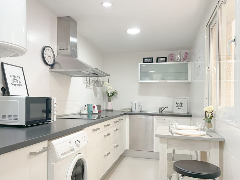 Fully equipped kitchen, fridge, microwave, coffee machine and other small appliances. It has everything necessary to cook and eat several people.