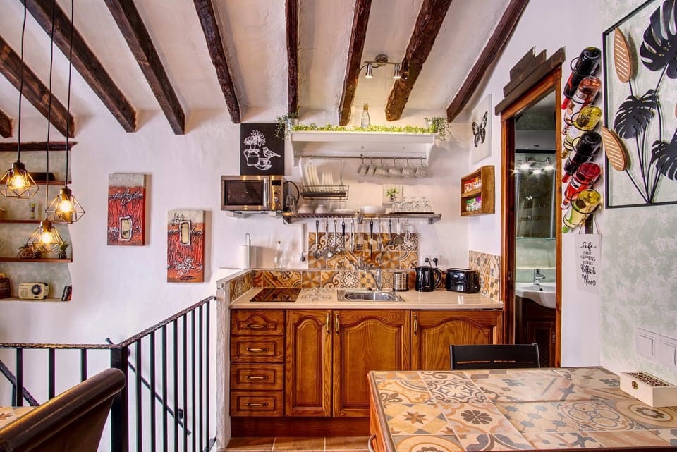 Combined kitchenette & Breakfast Bar Area