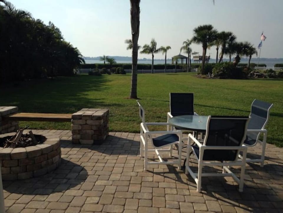 Outdoor seating and huge backyard. Firepit area 