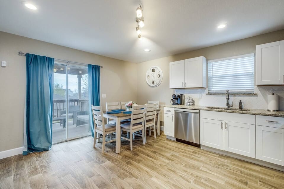 Looking for a place to break bread with friends or family? Our cozy dining area is the perfect spot! Enjoy dYour meal will be even better when shared.