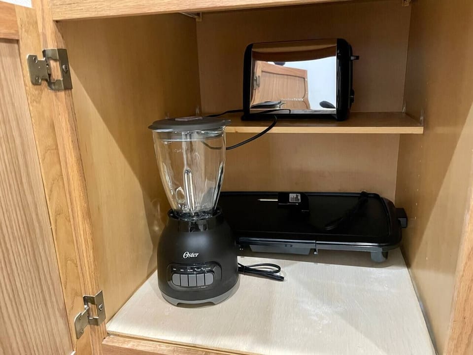 Blender, toaster