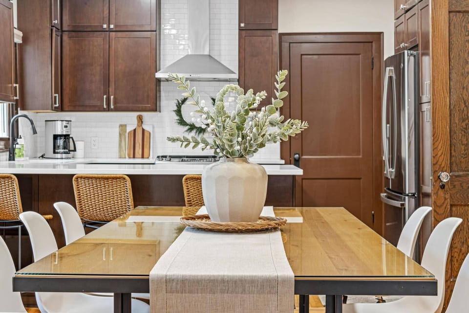 [Dining area] Seating for 8 with additional seating at breakfast bar