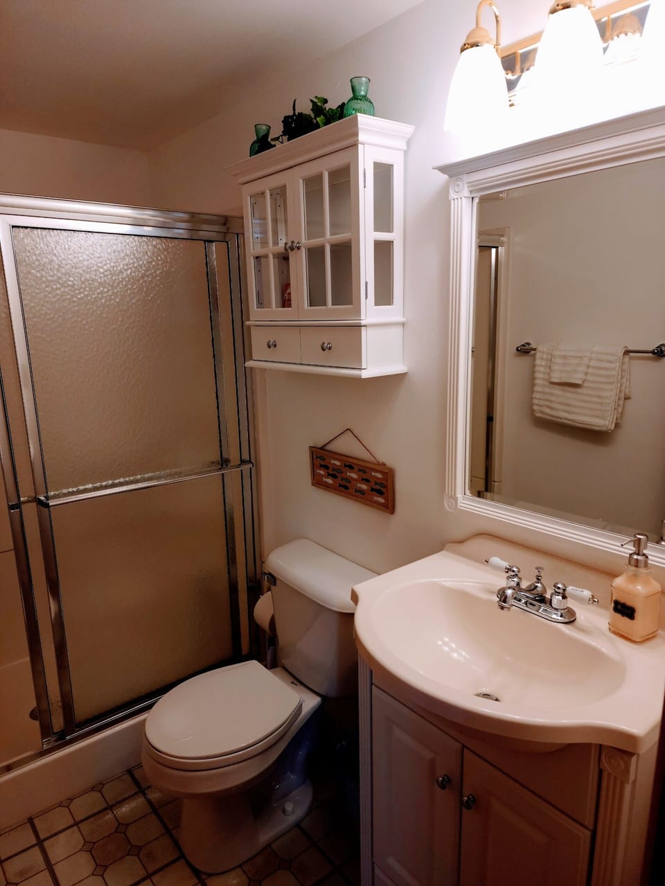 Upper full bathroom