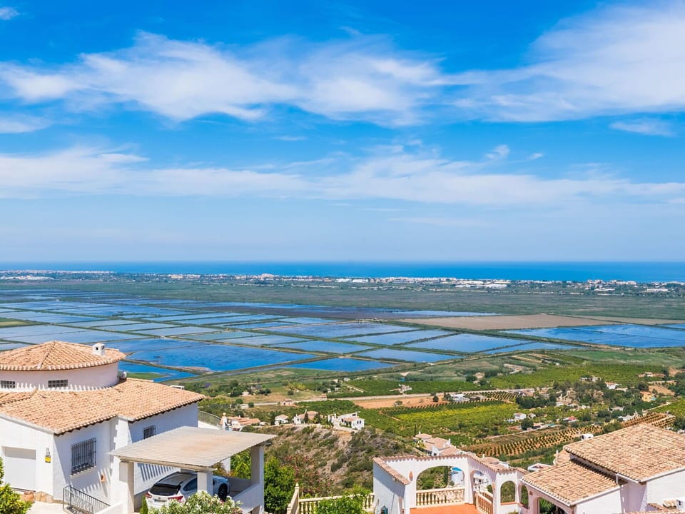 Cloud, Water, Sky, Building, Water Resources, Daytime, Blue, Azure, Boat, Tree