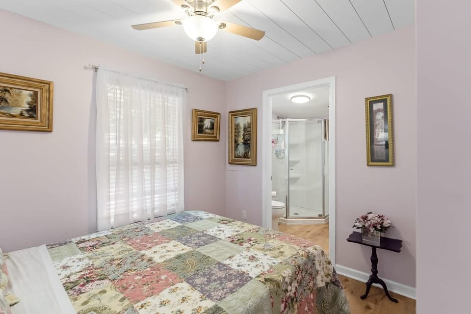 Morningside Vista bedroom # 1 - queen bed with ensuite bathroom
